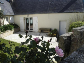 Maison bretonne avec une jolie cour fermée et fleurie avec WIFI à TREBEURDEN - Réf 679